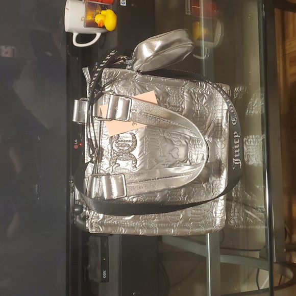 Nwt juicy couture silver metallic handbag with matching pouch on guitar strap - Picture 2 of 7